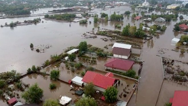 V poplavah v Romuniji je umrlo več ljudi. FOTO: Afp