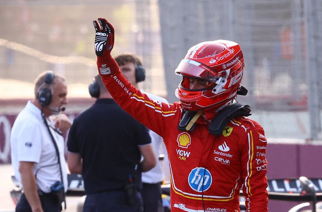 Charles Leclerc je takole pozdravil gledalce po kvalifikacijski zmagi v Bakuju. FOTO: Hannah Mckay/Reuters