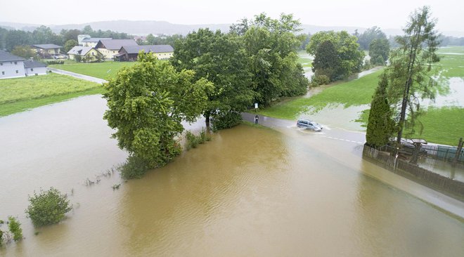 Poplave v Baunauu na reki Inn, Avstrija. FOTO: Manfred Fesl/Afp