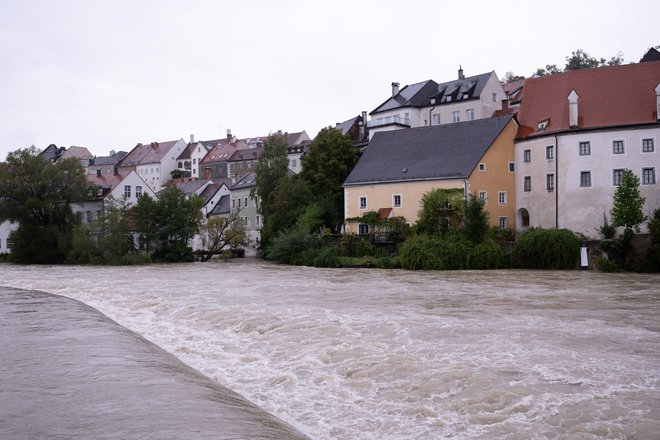 Naraščajoča reka Steyr v istoimenskem avstrijskem mestu. FOTO: Elisabeth Mandl/Reuters