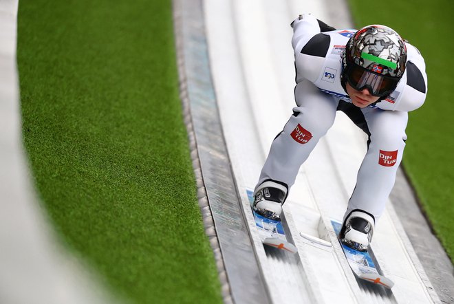 Norvežan Marius Lindvik je danes premočno zmagal v Visli. FOTO: Kai Pfaffenbach/Reuters