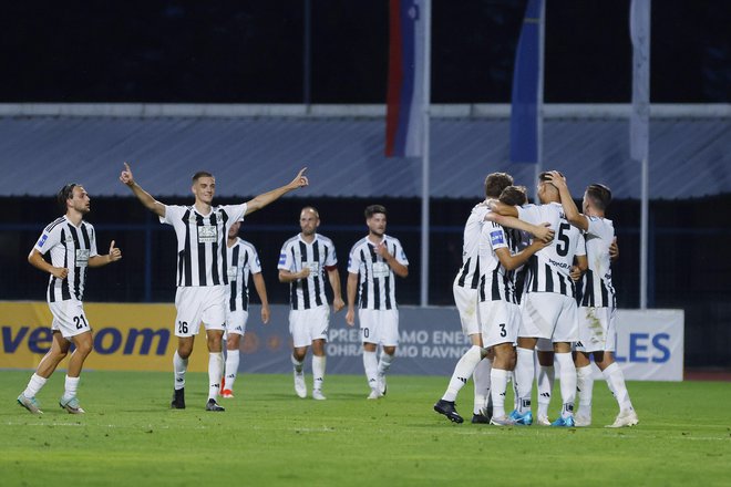 Nogometaši Mure so se veselili visoke zmage. FOTO: Leon Vidic/Delo