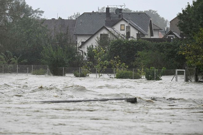 Posledice poplav danes v Neulengbachu, na severovzhodu Avstrije. FOTO: Helmut Fohringer/AFP