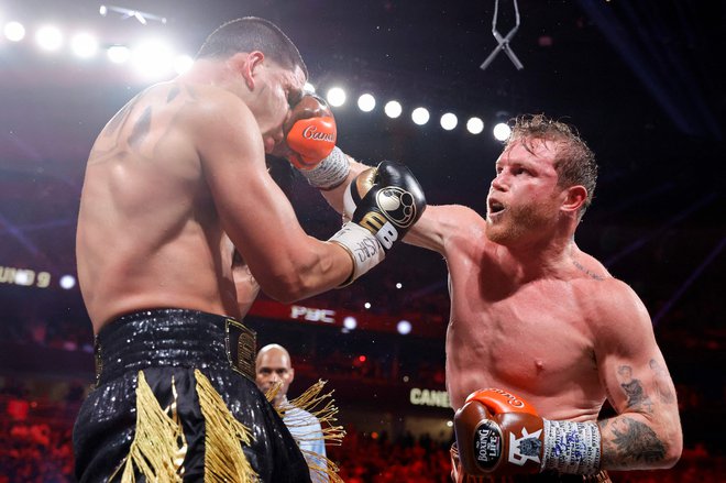 Saul Canelo Alvarez (desno) je bil veliko boljši od Edgarja Berlange. FOTO: Steve Marcus/AFP