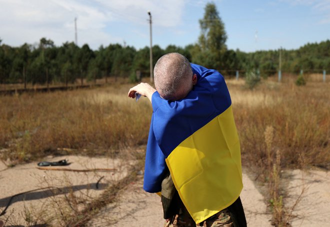 Ukrajinske oblasti si medtem prizadevajo, da bi popolnile zdesetkane vrste svoje vojske, med drugim tudi z vabili izseljencem, da se vrnejo v Ukrajino. FOTO: Anatolii Stepanov/AFP