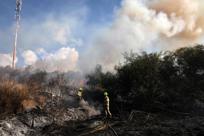 Obstreljevanje se medtem nadaljuje tudi ob meji med Izraelom in Libanonom, kjer je bilo po navedbah izraelske vojske proti Golanski planoti in izraelskemu ozemlju davi izstreljenih kakih 40 izstrelkov. FOTO: Menahem Kahana/AFP