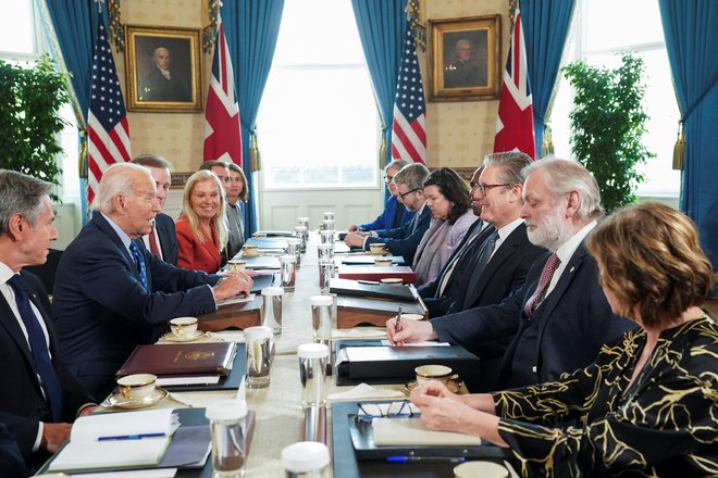 Ameriški predsednik Joe Biden in britanski premier Keir Starmer po petkovem srečanju v Beli hiši nista napovedala odobritve ukrajinske uporabe zahodnega orožja za napade na cilje v notranjosti Rusije.

FOTO: Kevin Lamarque/Reuters