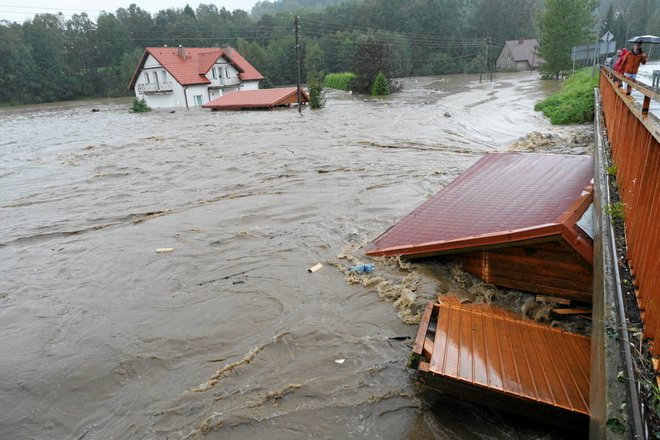 Neusmiljena reka Biala Ladecka v kraju Ladek-Zdroj v dolini Klodzko na Poljskem. FOTO: Tomasz Pietrzyk/Agencja Wyborcza.pl via Reuters