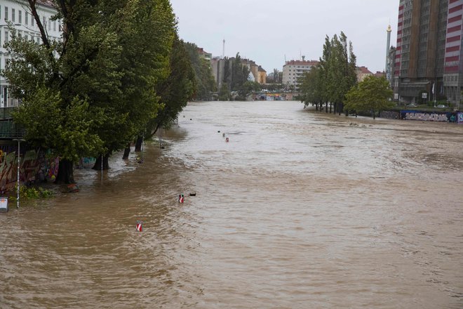 Poplave so zajele tudi Donavski kanal v centru Dunaja. FOTO: Alex Halada/AFP