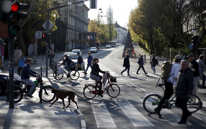 V nekaterih tujih mestih odločno krčijo površine za avtomobile, pri nas še ne. FOTO: Blaž Samec/Delo