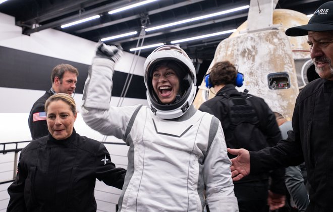 Danes se je štiričlanska posadka vrnila iz vesolja in pristala v morju ob obali Floride. Na fotografiji Sarah Gillis, potem ko jih je reševalna ekipa dvignila na ladjo. FOTO: AFP/SpaceX/Polaris