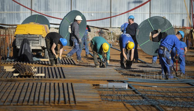 Konec leta 2012 je bilo dolgotrajno bolniško odsotnih nekaj manj kot 15.600 delovno aktivnih, konec leta 2022 pa se je to število dvignilo na približno 31.500.  FOTO: Jože Suhadolnik/Delo