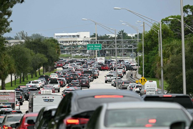 Zastoj v West Palm Beachu, zatem ko je policija po incidentu blokirala cesto. FOTO: Chandan Khanna/AFP