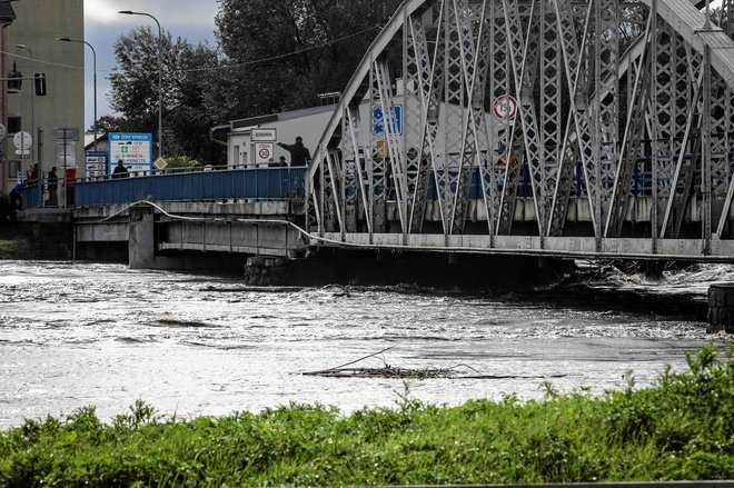 O rio Odra (foto), que é atravessado por uma ponte que liga a República Checa à Polónia, poderá inundar de domingo a segunda-feira. FOTO: Dominik Gajda/Reuters