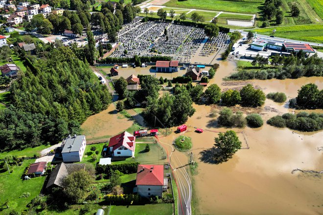 Posnetek drona kaže poplavljeno območje v kraju Brzeszcze na Poljskem. FOTO: Jakub Wlodek/Reuters