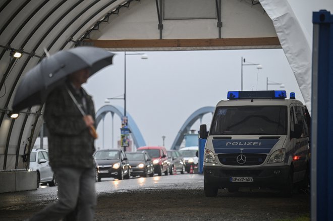 Znotraj območja schengna je sicer mogoče nadzor zaradi določenih groženj uvesti za obdobje šestih mesecev, z možnostjo podaljšanja, a ne za več kot skupno dve leti. FOTO: Annegret Hilse/Reuters