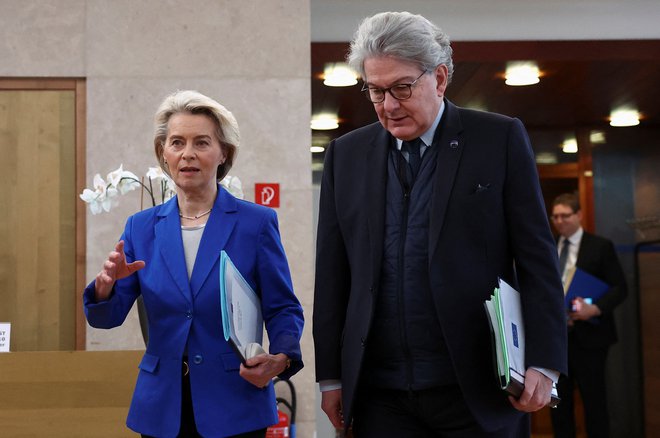 Nesoglasja med Ursulo von der Leyen in vplivnim komisarjem iz Francije Thierryjem Bretonom so trajala že dolgo. FOTO: Yves Herman/Reuters