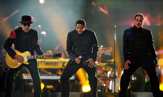 Tito Jackson (prvi z leve) je z The Jacksons, nazadnje z bratoma Marlonom in Jackiejem, zadnjič stal na odru prejšnji teden v Angliji. FOTO: Leon Neal/AFP