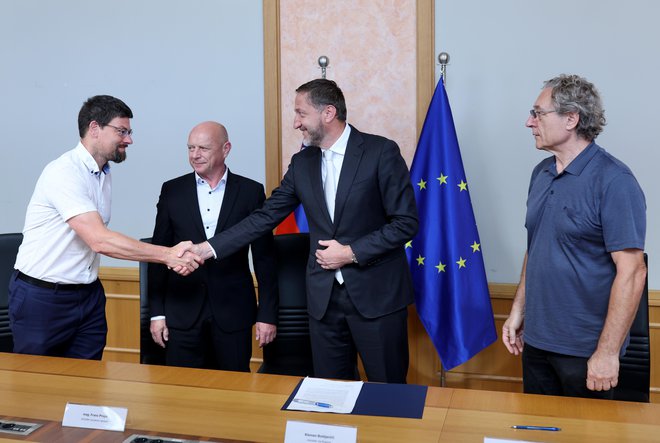 Predstavnike vlade in sindikatov čaka še veliko dela in veliko ur, ki jih bodo preživeli skupaj. Foto Blaž Samec