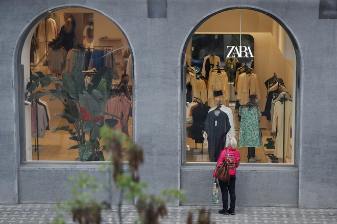 Mednarodne modne blagovne znamke povečujejo odvisnost od fosilnih goriv s čedalje večjo porabo sintetičnih materialov, ki so eden glavnih krivcev za onesnaževanje z mikroplastiko. FOTO: Leon Vidic/Delo