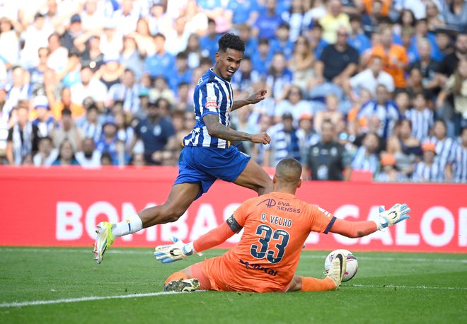 Brazilski vezist FC Porta Wenderson Galeno se bori za žogo s portugalskim vratarjem Farenseja Ricardom Velho med nogometno tekmo portugalske lige med FC Porto in SC Farensejem v Portu. Foto: Miguel Riopa/Afp