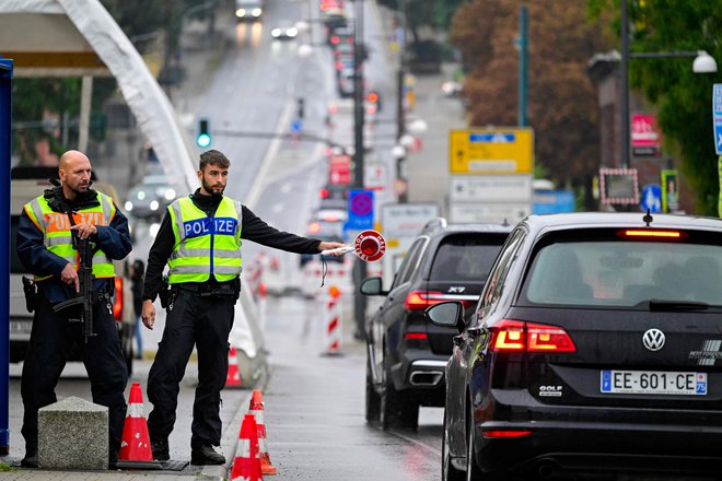 Nemška policija izvaja naključne nadzore dokumentov potnikov na meji s Poljsko. Začasni nadzor vseh mejah bo trajal pol leta, z njim pa želi Nemčija zajeziti nezakonite migracije. FOTO: John Macdougall/AFP