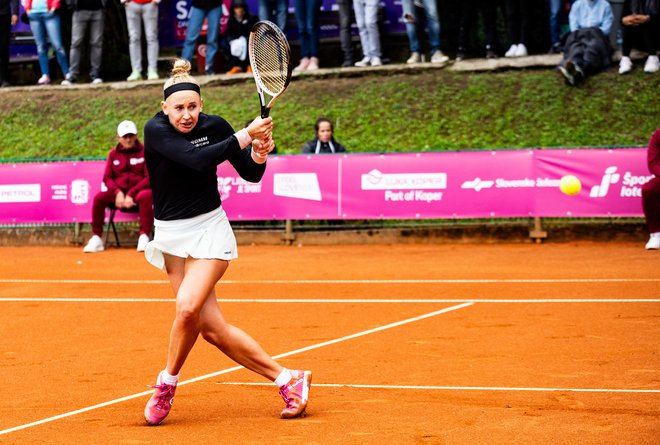 Švicarka Jill Teichmann se po poškodbi hrbta uspešno vrača v teniško karavano. Na turnirju v Ljubljani je zasluženo zmagala. FOTO: Nik Moder/Sportida