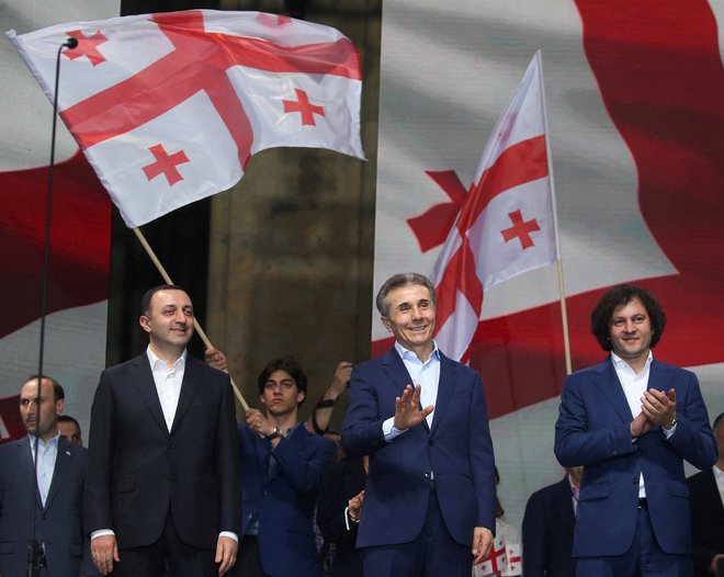 V nedeljo se je pred gruzijskim parlamentom v Tbilisiju zbralo nekaj več kot sto ljudi, ki so ogorčeno protestirali zaradi izjav gruzijskega »sivega kardinala«, milijarderja Bidzine Ivanišvilija. FOTO: Irakli Gedenidze/Reuters