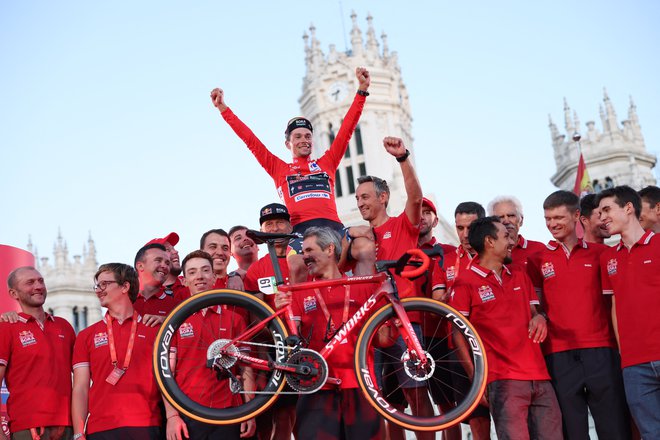 Rogličev zmagoviti pohod se je zaključil na trgu Cibeles, kjer naslove slavijo tudi nogometaši Reala. Foto Isabel Infantes/Reuters