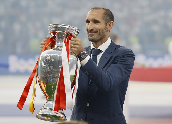 Na letošnjem evropskem prvenstvu je Giorgio Chiellini zmagovalni pokal za evropskega prvaka predal Špancem. FOTO: Wolfgang Rattay/Reuters