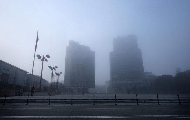 Do brezperspektivnosti dobe, podkrepljene z brutalistično mizansceno meglene Ljubljane, protagonist začne gojiti globoko zamero, ventil svojemu razočaranju pa išče v umetnosti, omami in ženskarstvu. FOTO: Blaz Samec