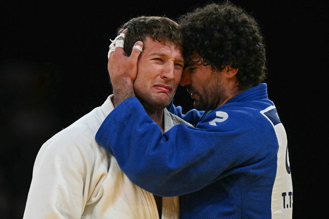 Srbski judoist Nemanja Majdov (levo) v Parizu ni skrival razočaranja. FOTO: Luis Robayo/AFP