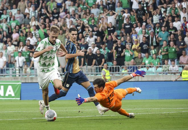 Mladi Ljubljančan Dino Kojić je bil v Stožicah neulovljiv za nogometaše Rijeke. FOTO: Jože Suhadolnik/Delo