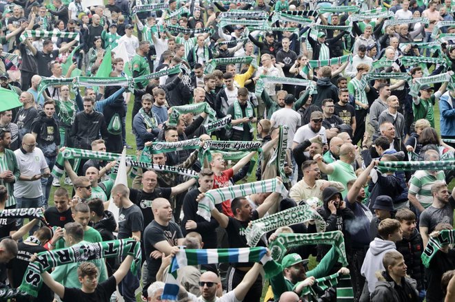 Tudi navijačem Olimpije je odločitev Uefe pocenila stroške gostovanja v Evropi. FOTO: Voranc Vogel/Delo