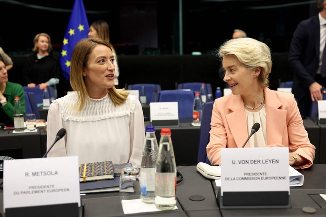 Predsednica evropske komisije Ursula von der Leyen in predsednica evropskega parlamenta Roberta Metsola. FOTO: Frederick Florin/AFP