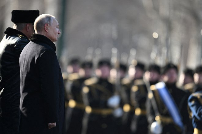 Ruski predsednik Vladimir Putin je v ponedeljek podpisal odlok, s katerim se bo ruska vojska povečala za 180.000 vojakov. FOTO: Reuters