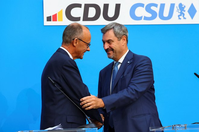 Bavarski premier in predsednik CSU Markus Söder se je umaknil iz tekme za kanclerskega kandidata Unije na volitvah prihodnje leto in podprl predsednika CDU Friedricha Merza. S tem so v CDU/CSU preprečili morebitne škodljive kadrovske razprtije. FOTO: Fabrizio Bensch/REUTERS