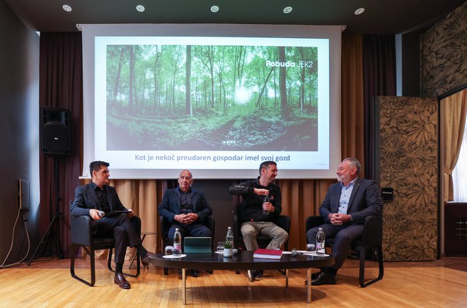 Predstavitev Pobude  Jeka2, z leve: koordinator pobude Matej Drobnič ter ustanovitelji Igor Akrapovič, Jure Knez in Radko Luzar. FOTO: Matej Družnik/Delo

 