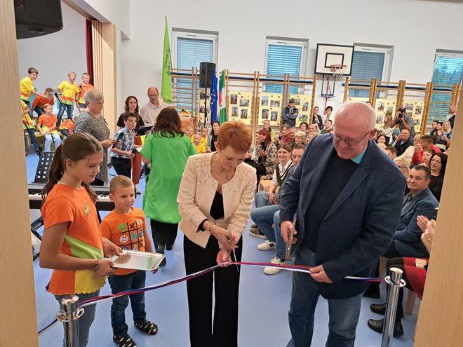 Obnovljeno podružnično šolo Šmartno ob Dreti sta odprla ravnateljica OŠ Nazarje Vesna Lešnik in nazarski župan Matej Pečovnik. FOTO: Špela Kuralt/Delo