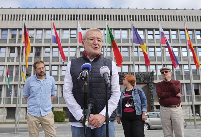 Kot velik problem vladnega predloga novele je član Glasu ljudstva in nekdanji minister za zdravje Dušan Keber izpostavil predvidene podjemne pogodbe. Foto Dejan Javornik