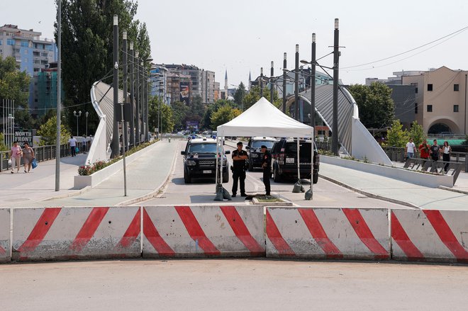 Priština in Beograd se še nista dogovorila o odprtju glavnega mostu na reki Ibar med večinsko srbskim severom in pretežno albanskim jugom Kosovske Mitrovice. Foto Valdrin Xhemaj/Reuters