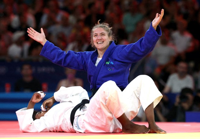 Na final do torneio olímpico, Andreja Leška colocou o mexicano Prisco Awita Alcaraz nas costas. FOTO: Kim Kyung-hoon/Reuters