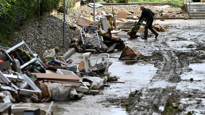 Odstranjevanje posledic poplav v Gross Sierningu v Avstriji FOTO: Helmut Fohringer/Afp