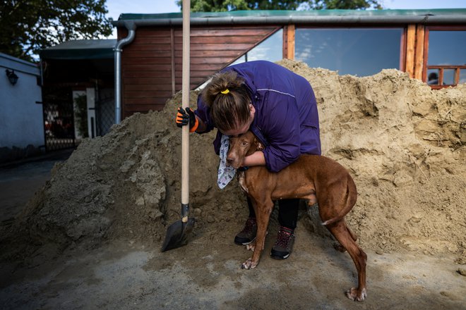 Na poplave se pripravljajo tudi prebivalci obrežij Donave na Madžarskem FOTO: Marton Monus/Reuters