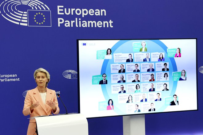 Ursula von der Leyen na današnji predstavitvi svoje komisarske ekipe. FOTO: Frederick Florin/AFP