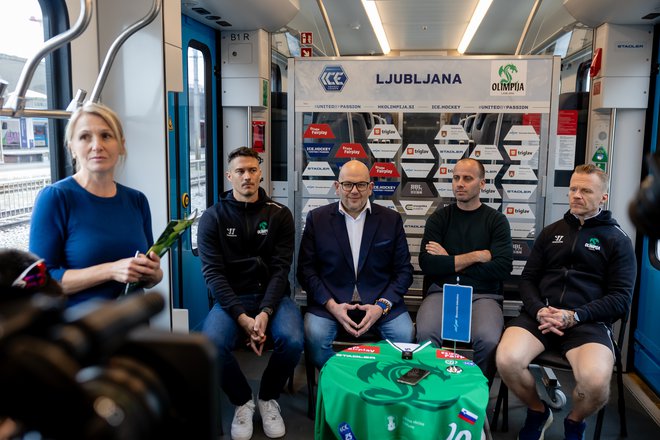 Zmaji neučakano odštevajo do premiere. Na fotografiji: kapetan Žiga Pavlin, predsednik Miha Butara, direktor Anže Ulčar in trener Upi Karhula. FOTO: Črt Piksi/Delo