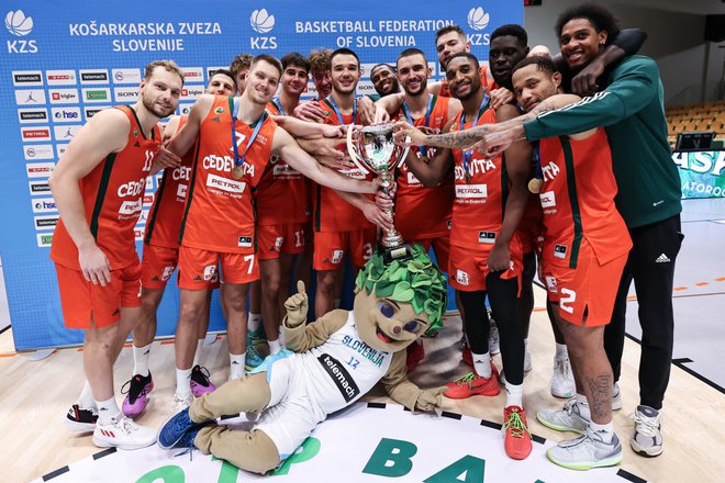 Cedevita Olimpija s prvim pokalom sezone. FOTO: Aleš Fevžer/Cedevita Olimpija