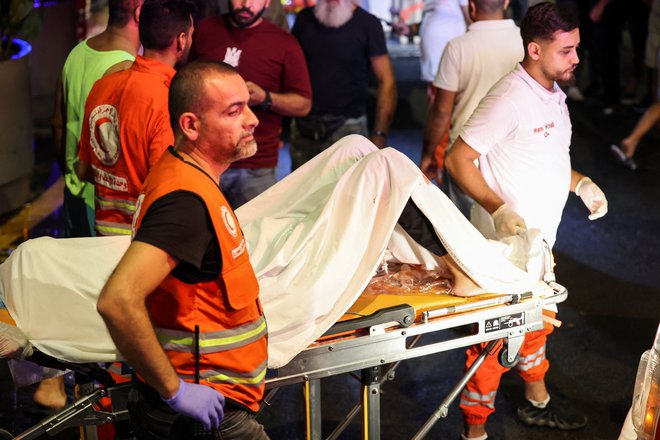 Libanonsko ministrstvo za zdravje je potrdilo devet mrtvih in več kot 2800 ranjenih, od tega 170 kritično, čeprav nekateri mediji poročajo o kar 4000 poškodovanih. FOTO: Mohamed Azakir/Reuters