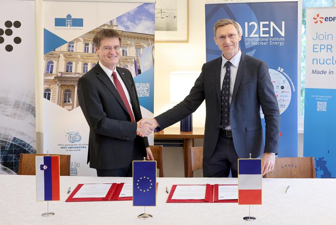 Reitor da Universidade de Maribor Zdravko Kačič e Jan van der Lee, Diretor Executivo da I2EN, na assinatura do memorando. FOTO: Blaž Samec

 