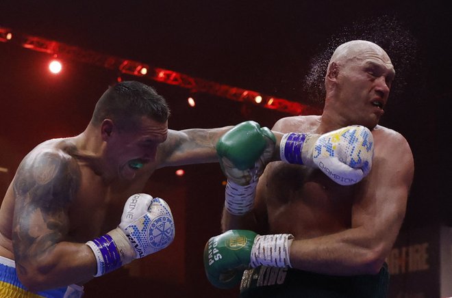 Oleksandr Usik (levo) je maja letos v Riadu po točkah premagal Tysona Furyja. FOTO: Andrew Couldridge/Reuters